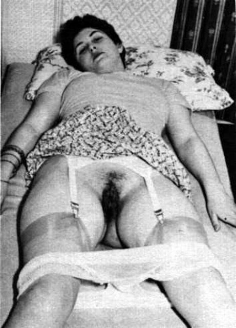 Vintage Hairy Pussy Nude - Retro beauty slut shows her vintage hairy pussy - HairyMania.com